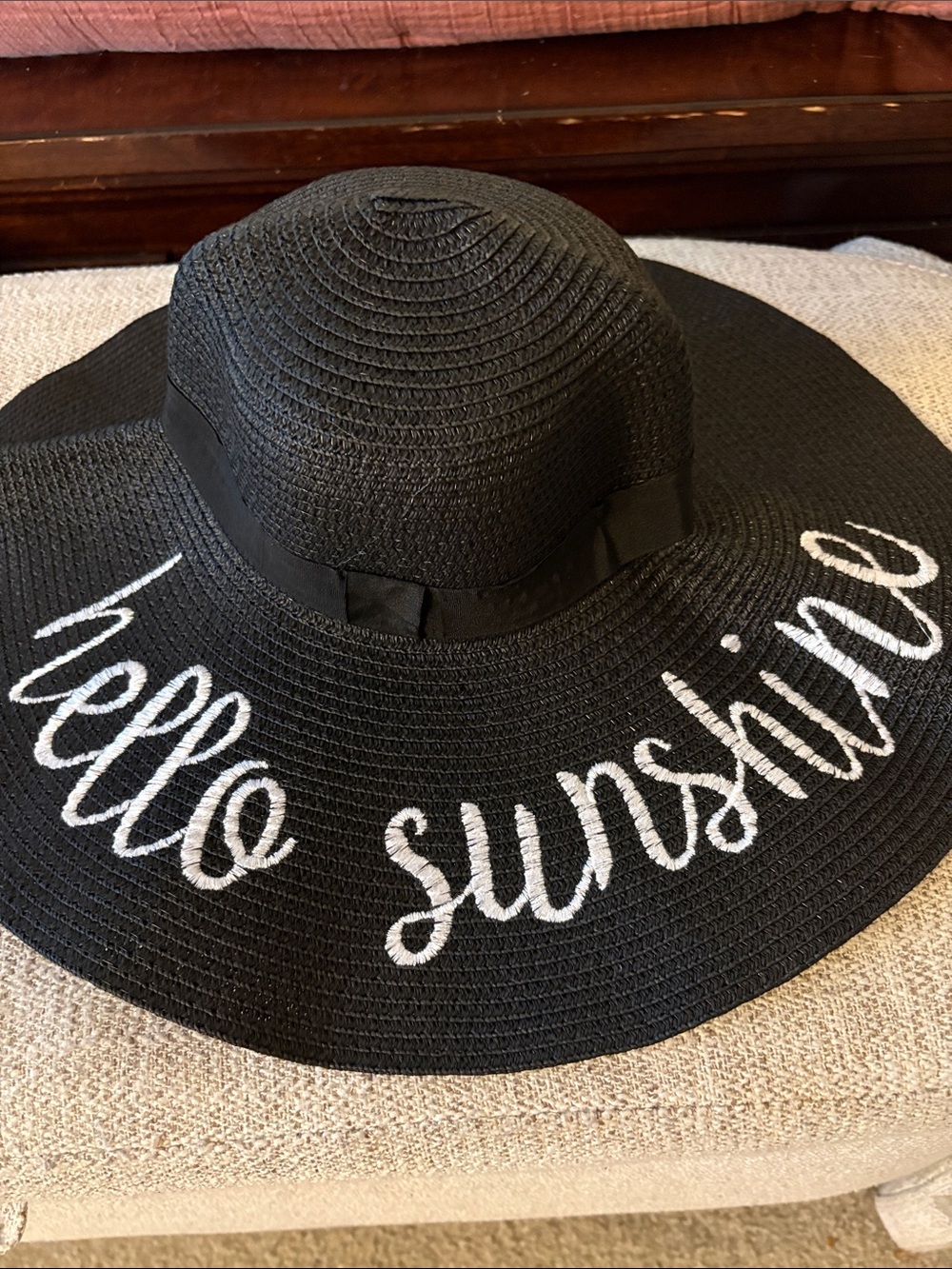 Packable, roll up floppy straw hat.
